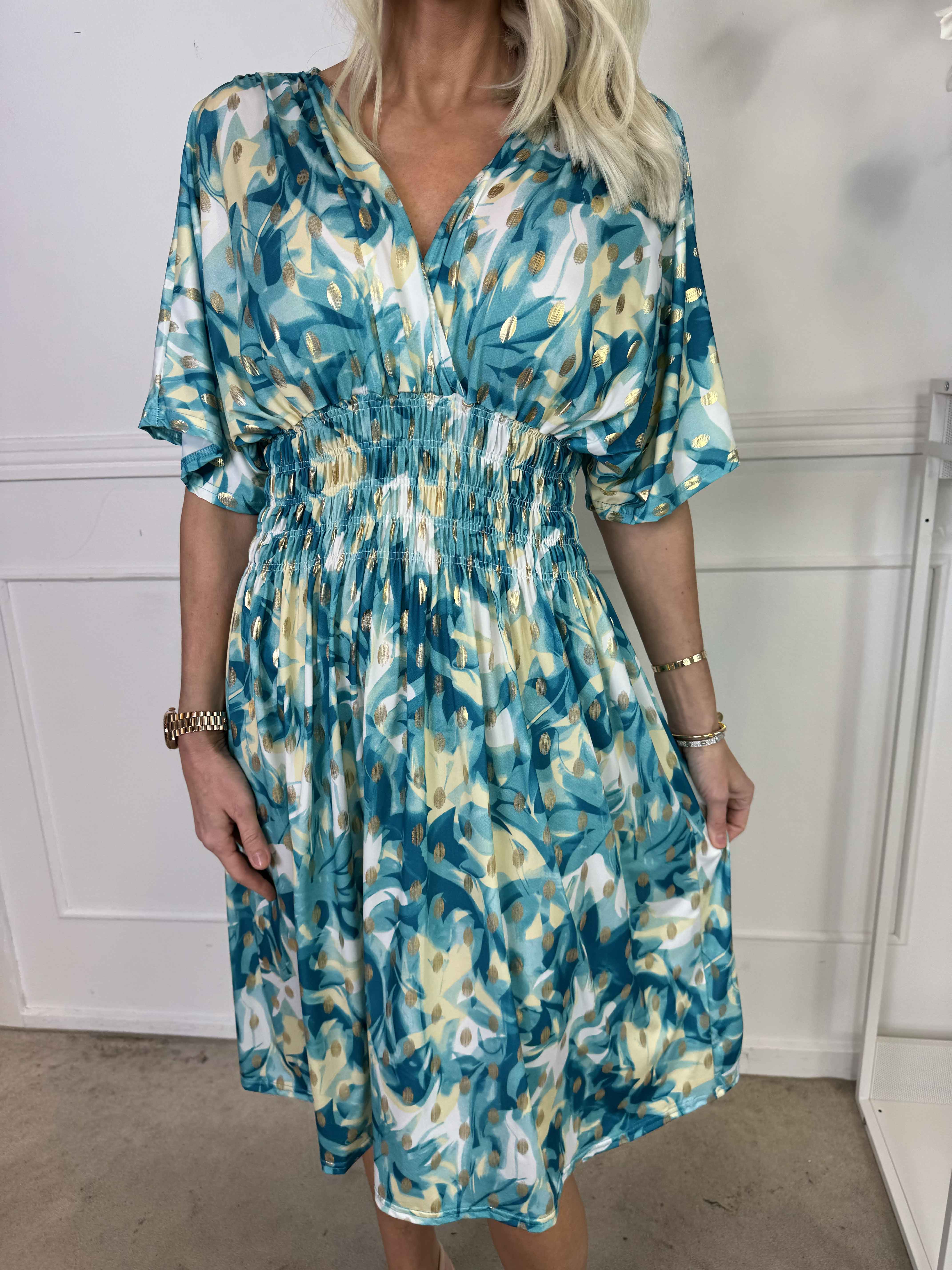 Pams Vacay Short - Mønstret elastisk kjole med smock i taljen